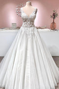 Vestido de noiva longo em linha A com decote em V, apliques de renda, costas descobertas, tule e folhos