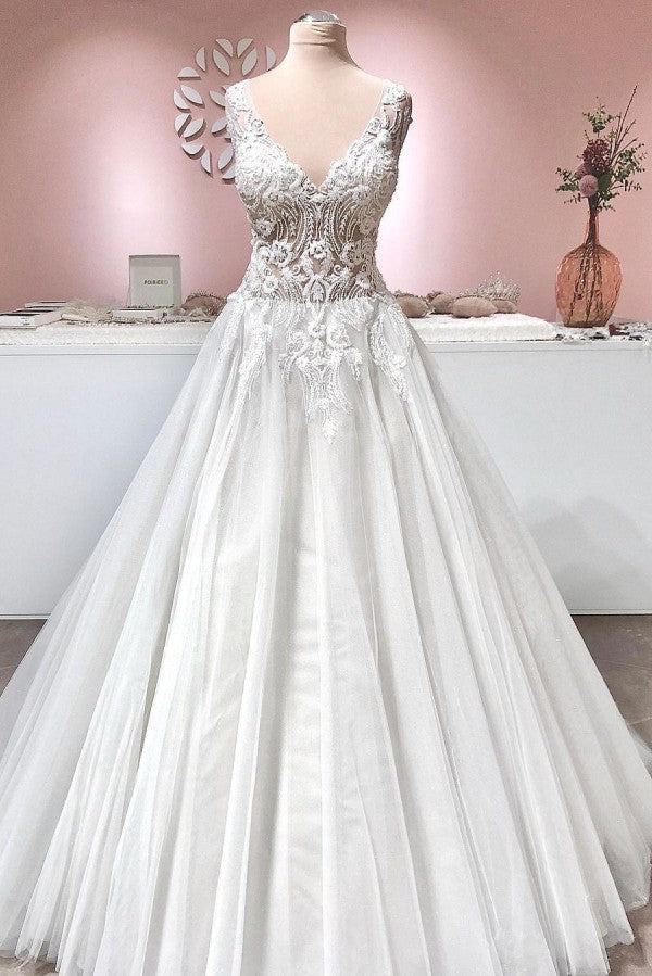 Vestido de noiva longo em linha A com decote em V, apliques de renda, costas descobertas, tule e folhos