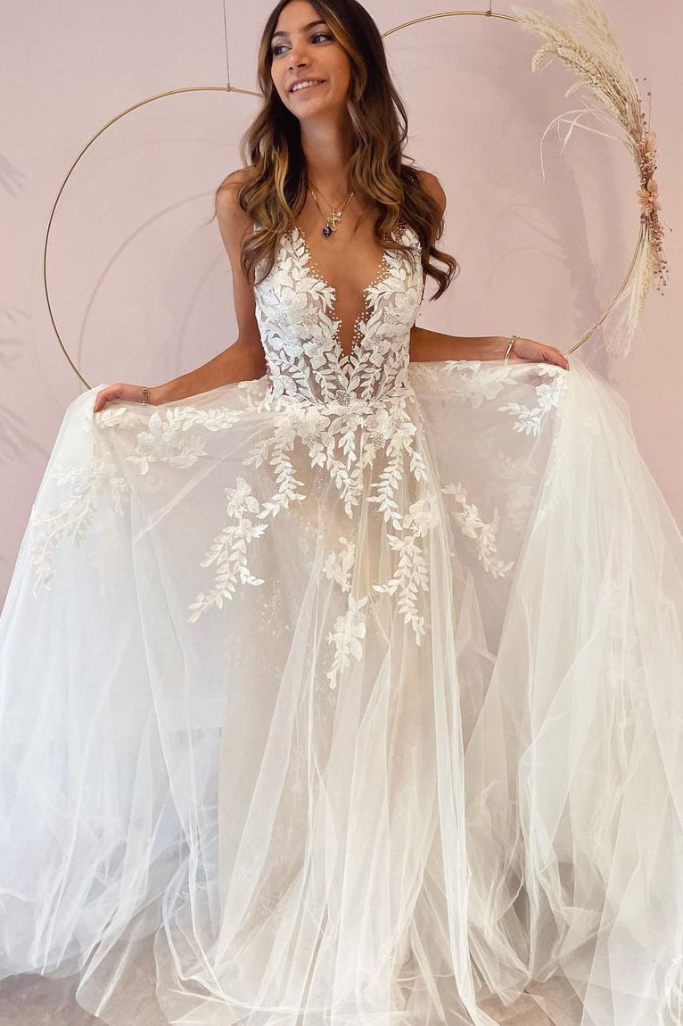 Vestido de Noiva Comprido em Linha A com Decote em V, Apliques de Renda, Tule e Costas Descobertas