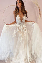 Vestido de Noiva Comprido em Linha A com Decote em V, Apliques de Renda, Tule e Costas Descobertas
