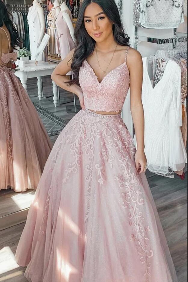 Robe de bal deux pièces longue en tulle avec appliques en dentelle et décolleté en V forme trapèze