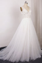 Vestido de novia largo de tul con encaje y apliques de escote en V y corte A