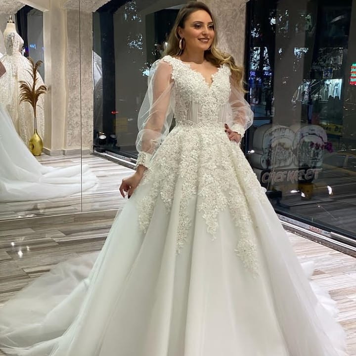 Abito da sposa lungo a linea ad A con scollo a V, applicazioni in pizzo e tulle, maniche lunghe gonfie