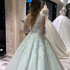 Abito da sposa lungo a linea ad A con scollo a V, applicazioni in pizzo e tulle, maniche lunghe gonfie