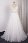 Vestido de novia largo de tul con encaje y apliques de escote en V y corte A