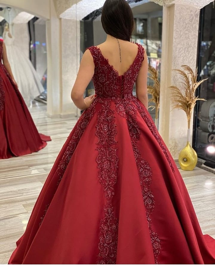 Robe de bal longue en satin, ligne A, décolleté en V, dos nu, ornée d'appliques, de perles et de volants
