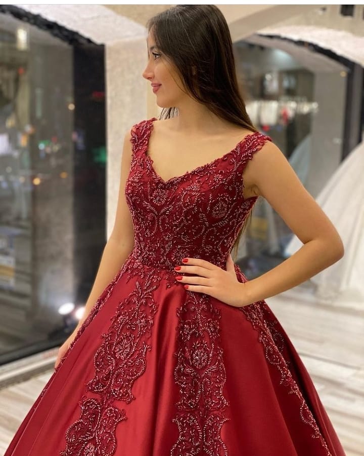 Robe de bal longue en satin, ligne A, décolleté en V, dos nu, ornée d'appliques, de perles et de volants