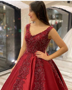 Robe de bal longue en satin, ligne A, décolleté en V, dos nu, ornée d'appliques, de perles et de volants