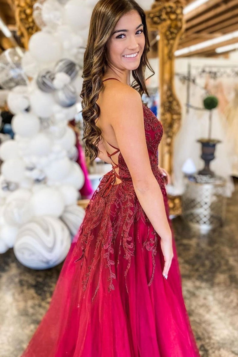 Robe de soirée longue en tulle avec jupe évasée, col en V, dos nu, dentelle et fente