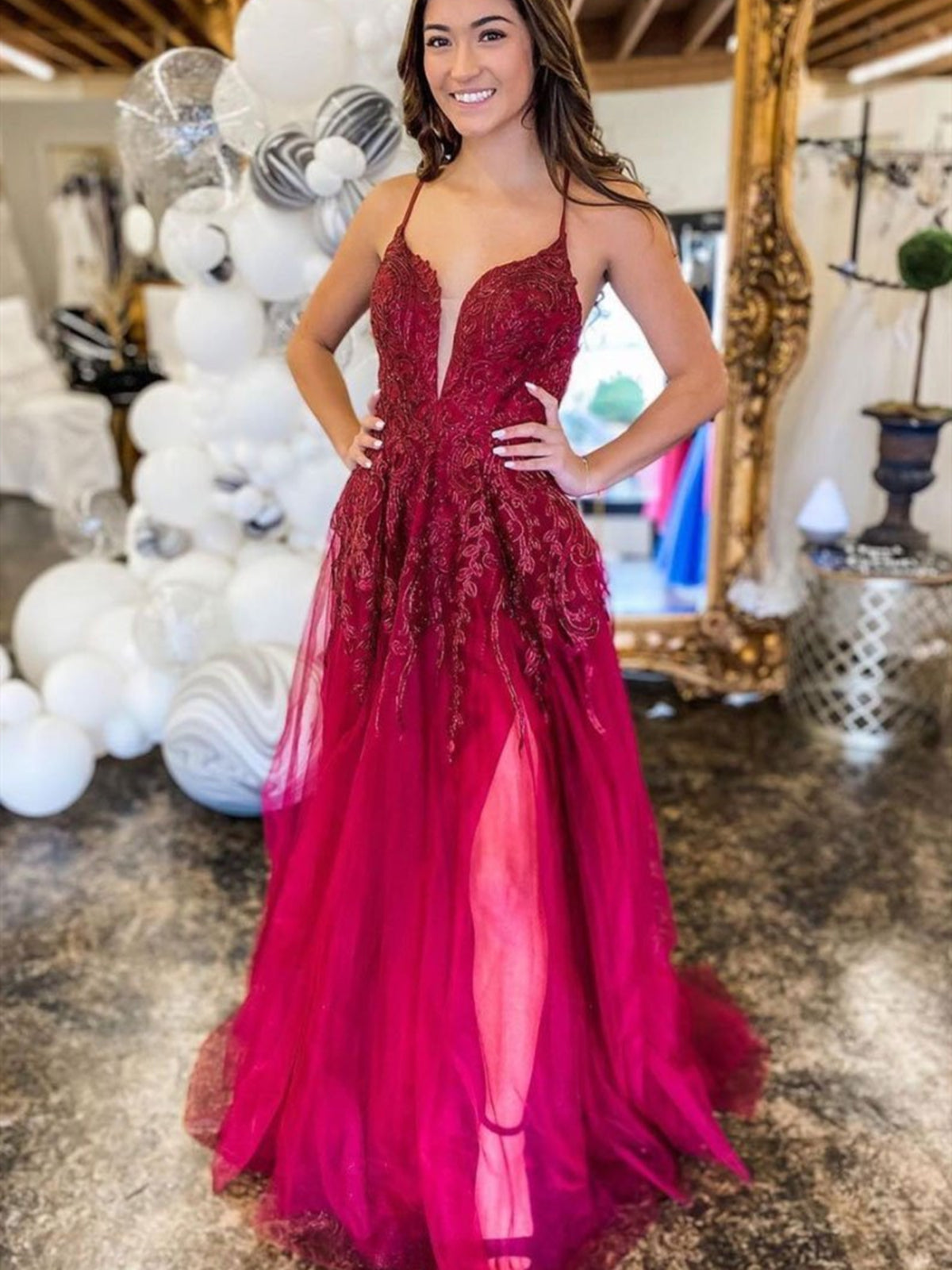 Robe de soirée longue en tulle avec jupe évasée, col en V, dos nu, dentelle et fente