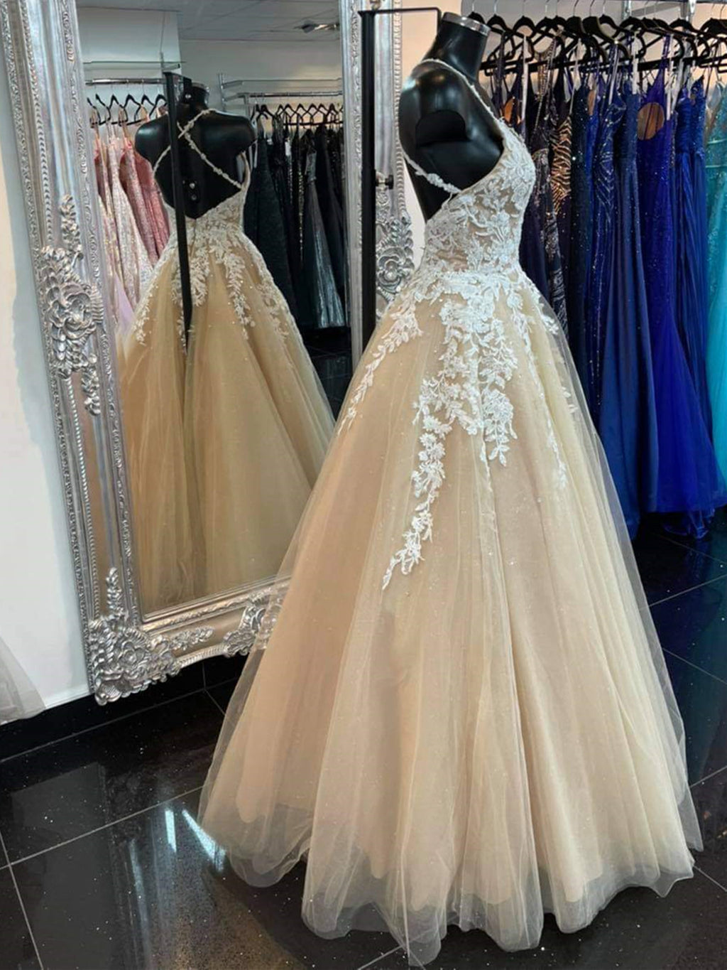 Robe de bal longue en tulle champagne, dos nu, encolure en V, jupe évasée, dentelle, robe de soirée formelle
