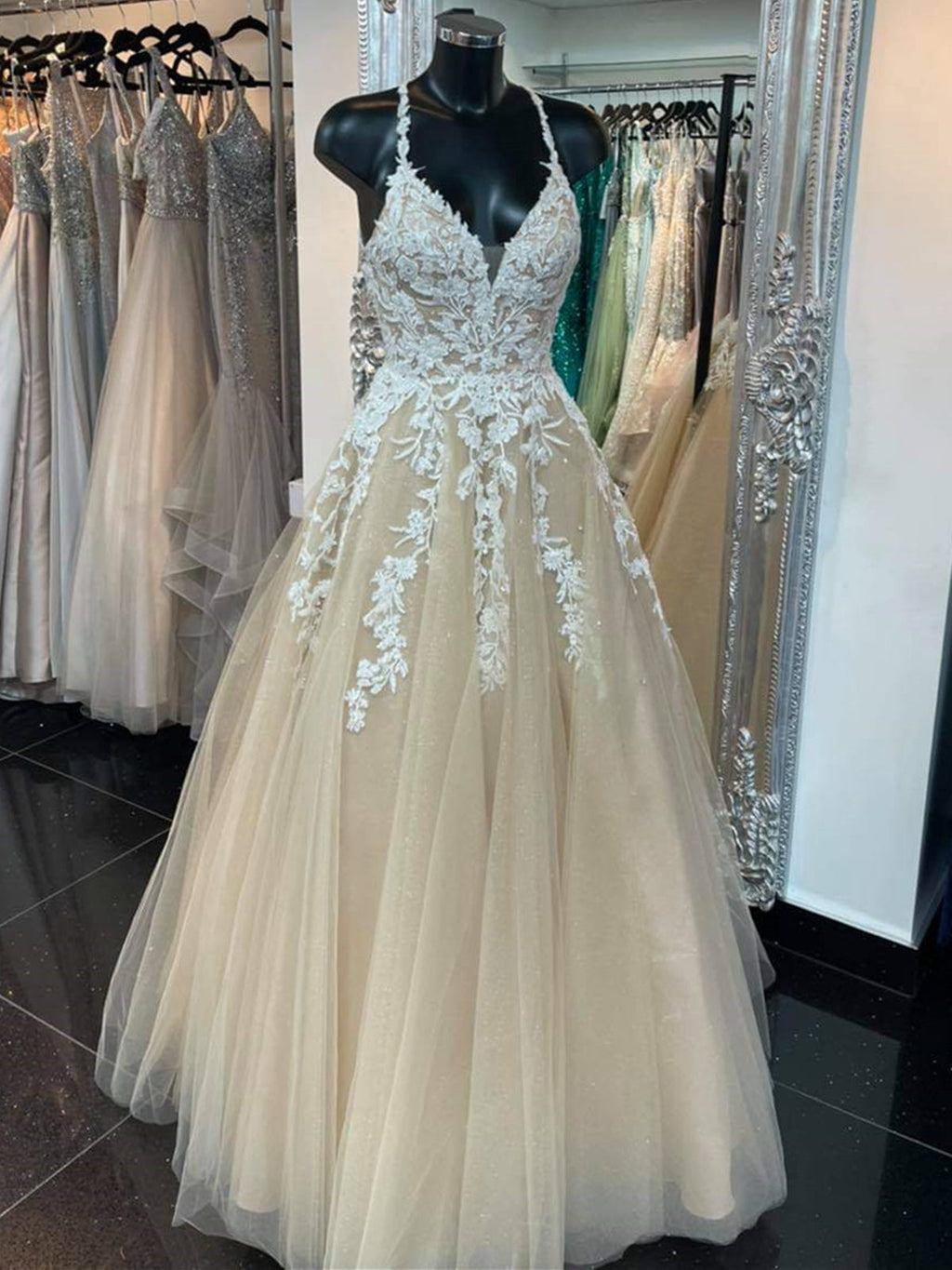 Robe de bal longue en tulle champagne, dos nu, encolure en V, jupe évasée, dentelle, robe de soirée formelle