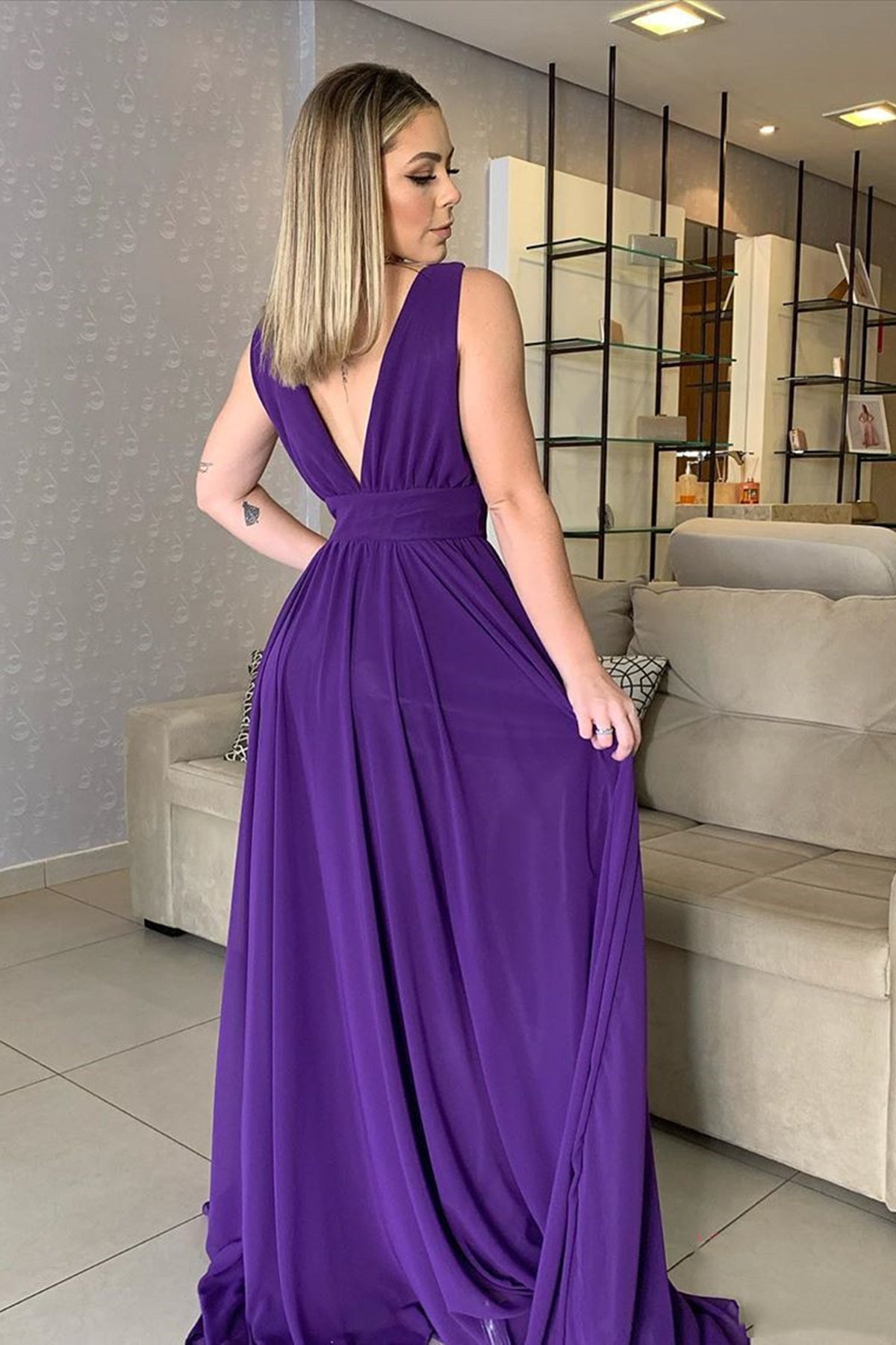 Vestido longo de baile em chiffon roxo, corte evasê, decote em V, costas descobertas, vestido formal para noite