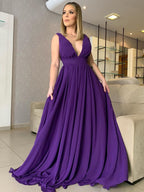 Vestido longo de baile em chiffon roxo, corte evasê, decote em V, costas descobertas, vestido formal para noite