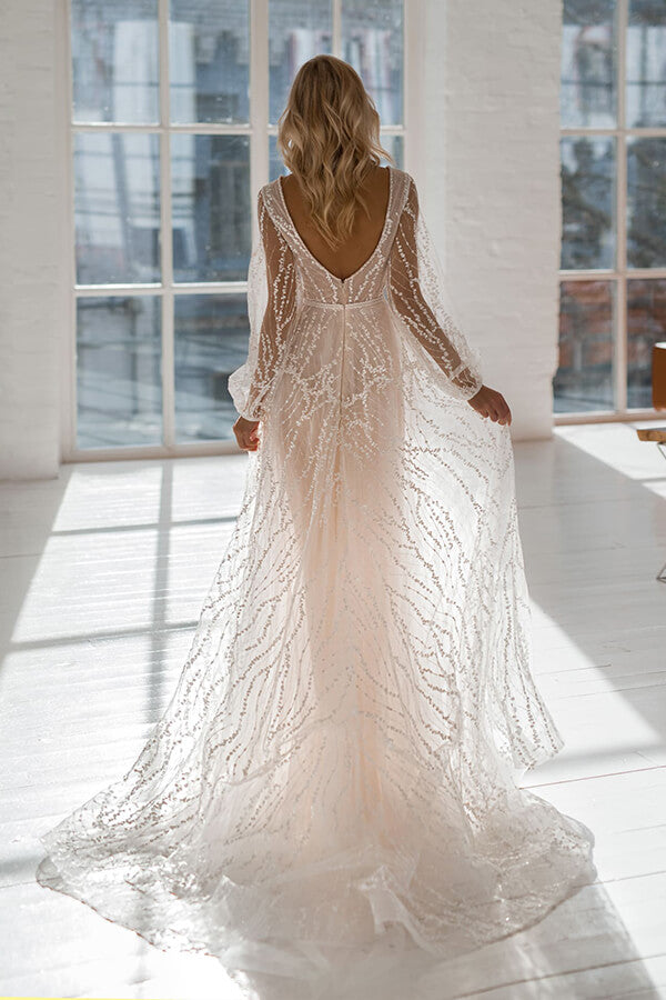 Vestido de noiva longo em linha A com decote em V, cauda de corte e tule, com mangas