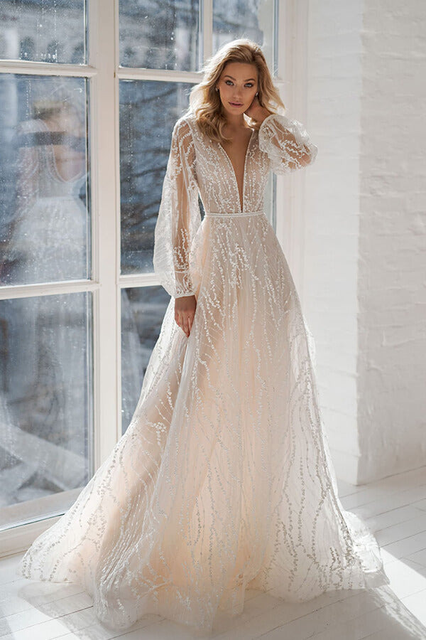 Vestido de noiva longo em linha A com decote em V, cauda de corte e tule, com mangas