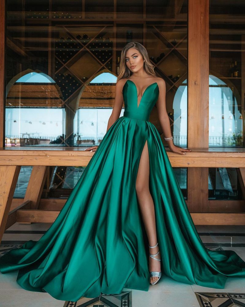 Robe de bal longue émeraude en ligne A à col en V avec fente