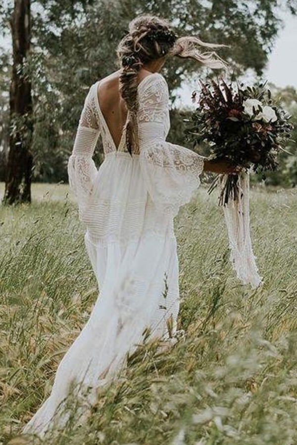 Vestido de noiva longo em linha A com decote em V, renda e tule, com mangas