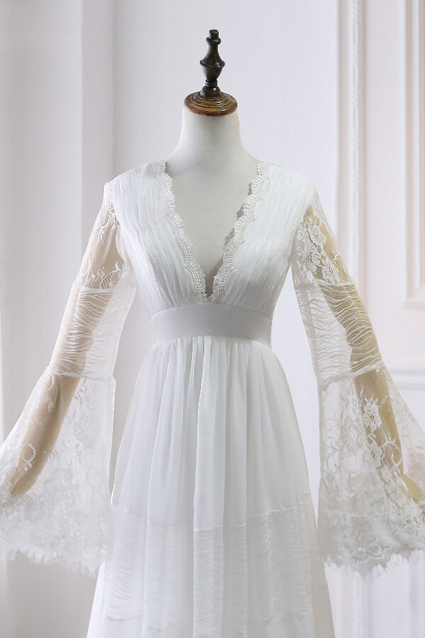 Vestido de noiva longo em linha A com decote em V, renda e tule, com mangas