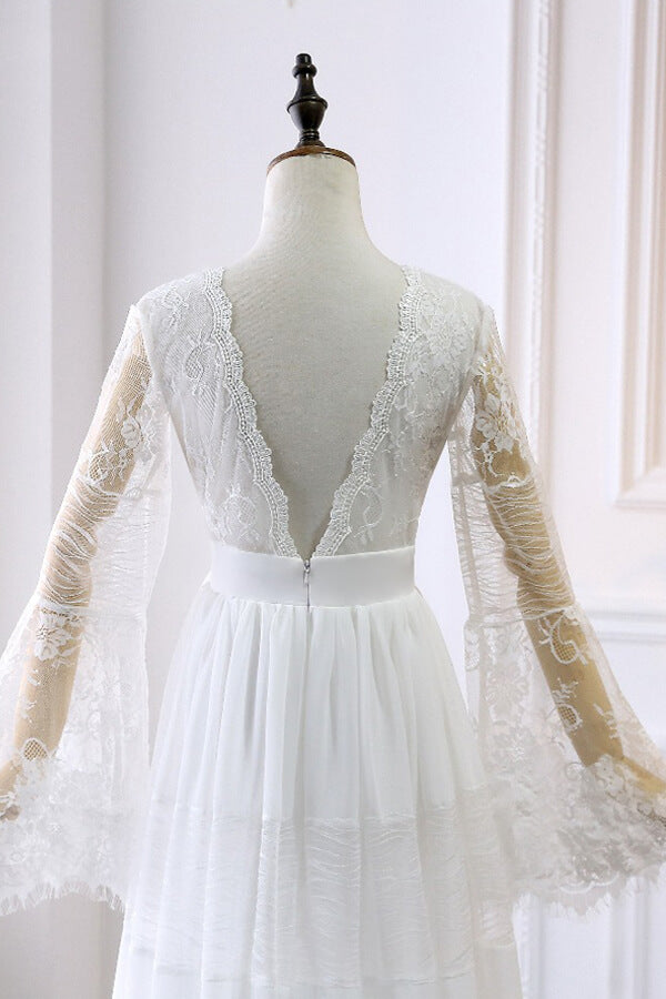 Vestido de noiva longo em linha A com decote em V, renda e tule, com mangas