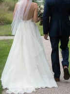 Vestidos de Noiva Longos em Linha A com Decote em V, Cetim, Tule e Costas Abertas