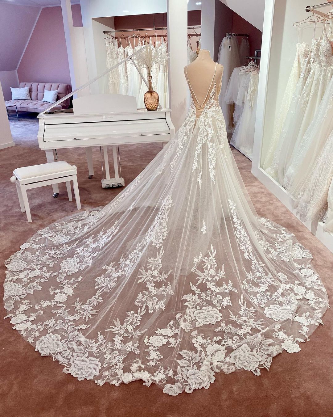 Vestidos de novia bohemios largos de tul con encaje floral, sin mangas y escote en V en forma de A