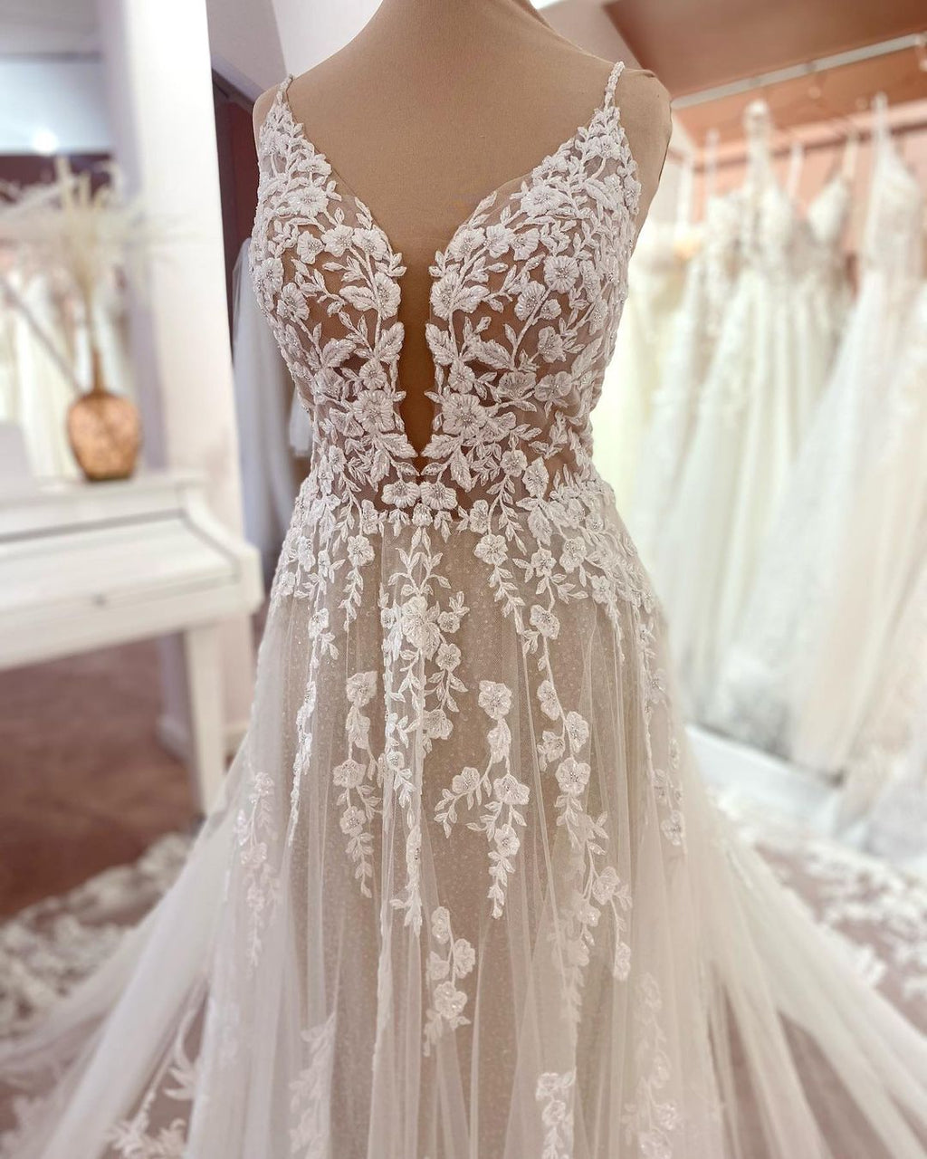 Vestidos de novia bohemios largos de tul con encaje floral, sin mangas y escote en V en forma de A
