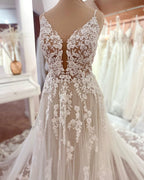 Vestidos de novia bohemios largos de tul con encaje floral, sin mangas y escote en V en forma de A