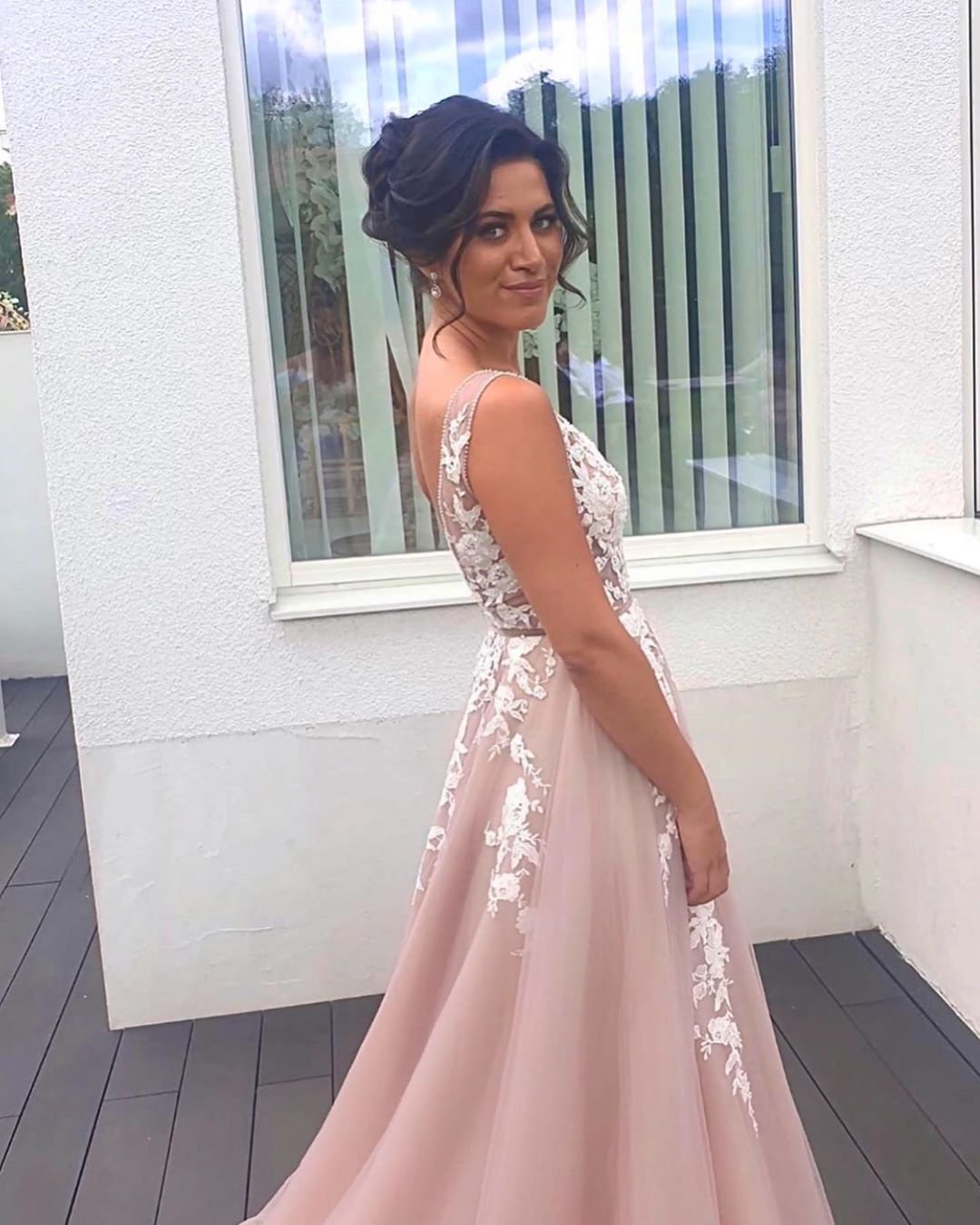 Robe de bal longue en ligne A, décolleté en V, fines bretelles, dos nu, appliques en dentelle et tulle