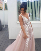 Robe de bal longue en ligne A, décolleté en V, fines bretelles, dos nu, appliques en dentelle et tulle