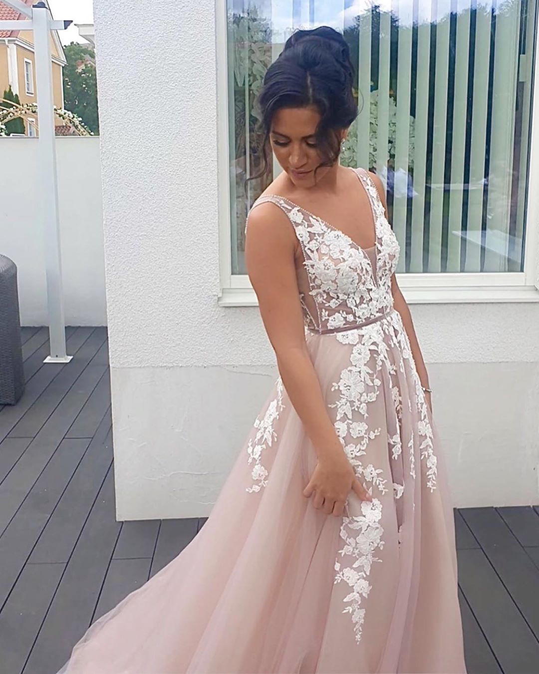 Robe de bal longue en ligne A, décolleté en V, fines bretelles, dos nu, appliques en dentelle et tulle