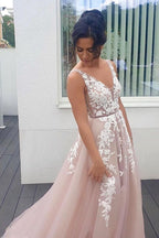 Robe de bal longue en ligne A, décolleté en V, fines bretelles, dos nu, appliques en dentelle et tulle