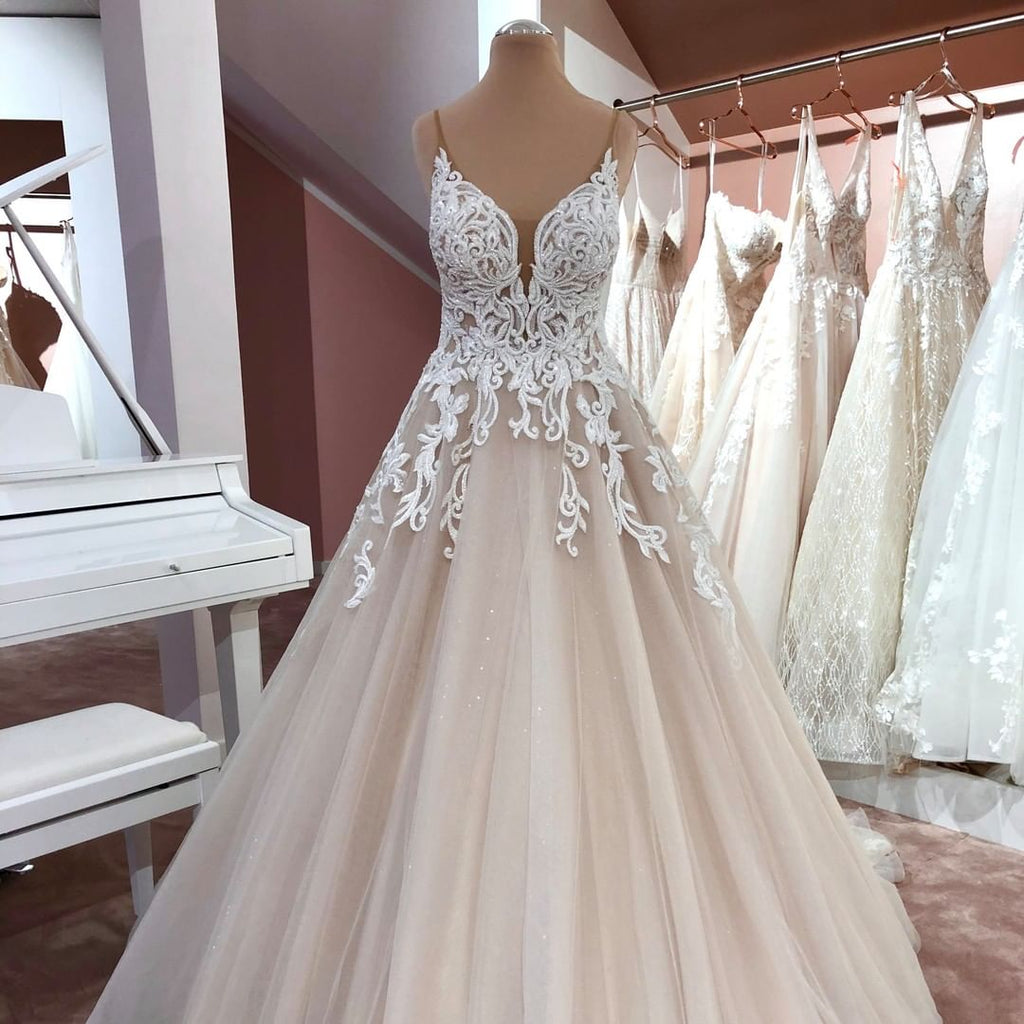 Abito da sposa lungo a linea ad A con scollo a V, spalline sottili, schiena scoperta, applicazioni in pizzo e tulle