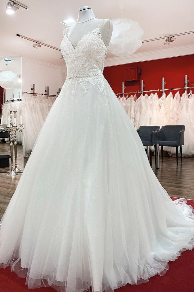 Vestido de novia largo de corte A con escote en V, tirantes finos y espalda descubierta con encaje