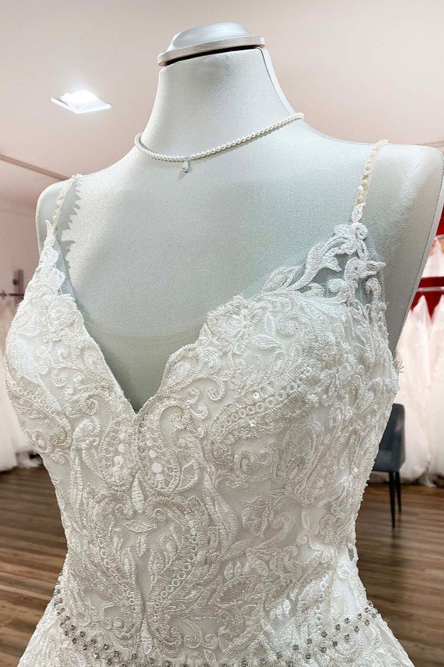 Vestido de novia largo de corte A con escote en V, tirantes finos y espalda descubierta con encaje