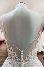 Vestido de novia largo de corte A con escote en V, tirantes finos y espalda descubierta con encaje