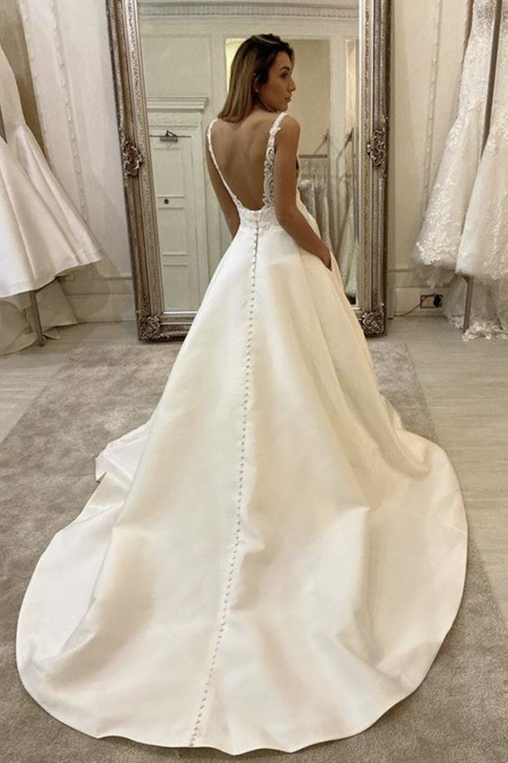 Vestido de Noiva Comprido em Linha A com Decote em V, Alças Finas e Costas Descobertas, com Bolsos