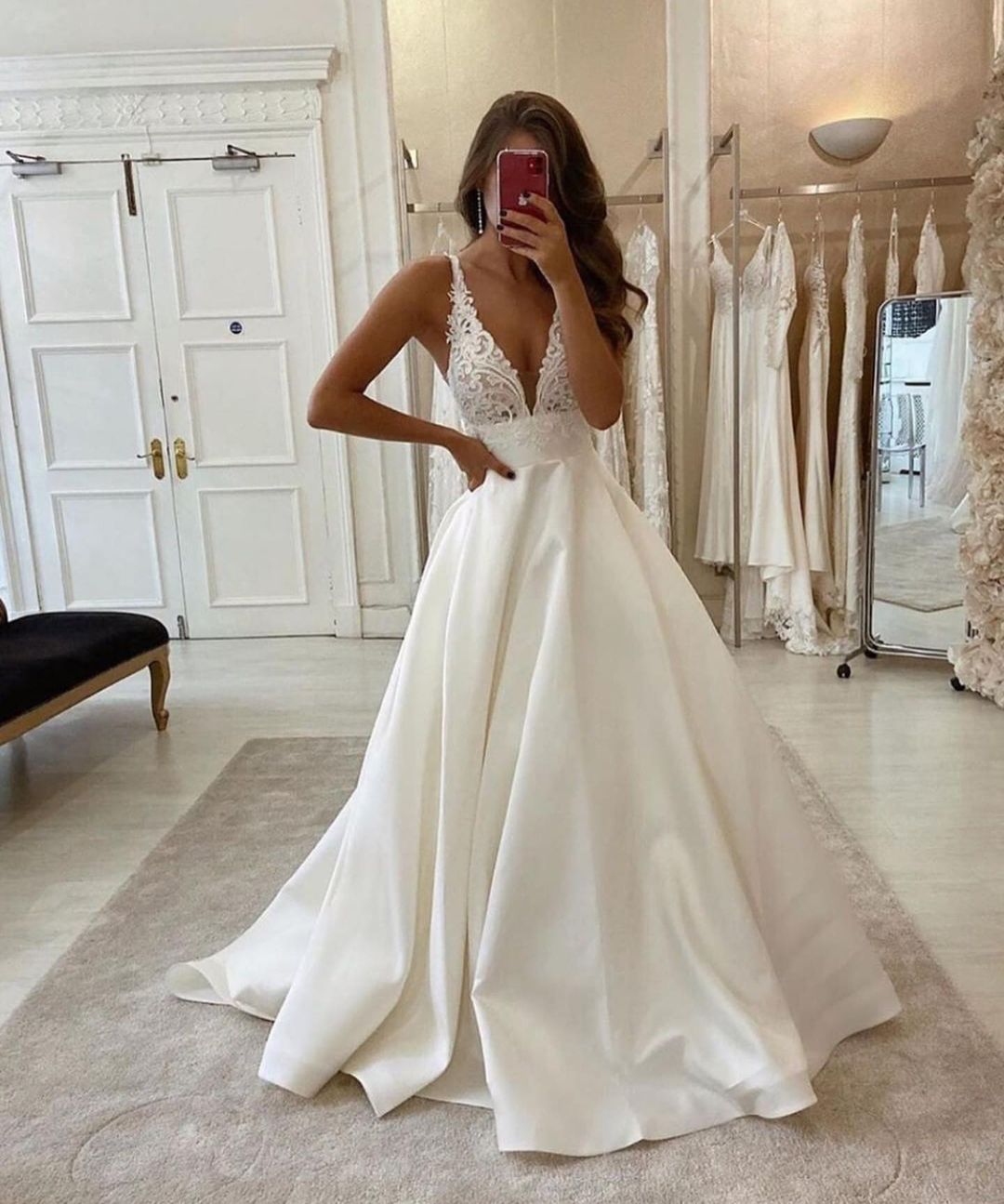 Vestido de Noiva Comprido em Linha A com Decote em V, Alças Finas e Costas Descobertas, com Bolsos