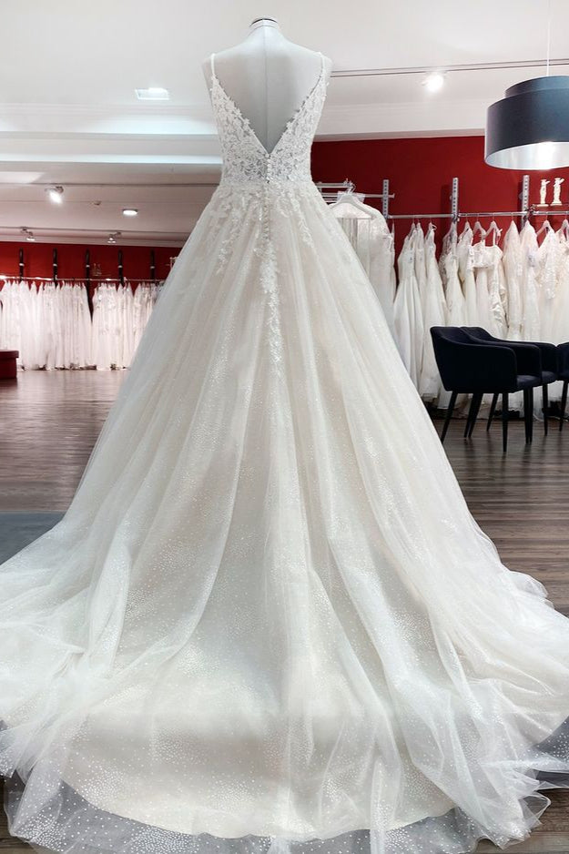 Vestido de noiva longo em linha A com decote em V, alças finas e costas em renda de tule sem costas