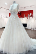 Vestido de noiva longo em linha A com decote em V, alças finas e costas em renda de tule sem costas