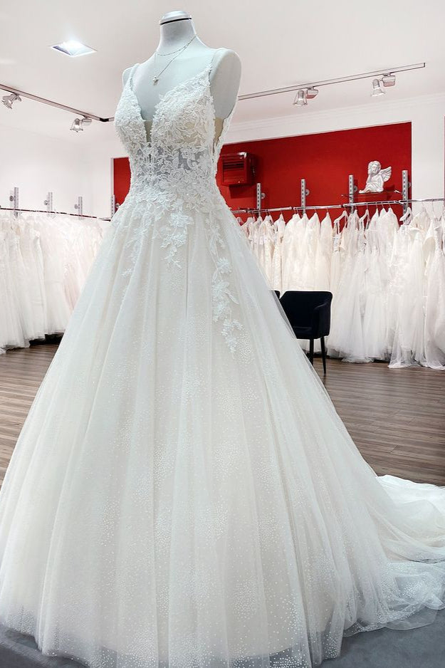 Vestido de noiva longo em linha A com decote em V, alças finas e costas em renda de tule sem costas