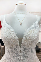 Vestido de noiva longo em linha A com decote em V, alças finas e costas em renda de tule sem costas