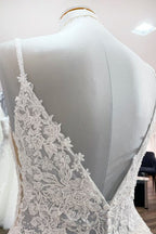 Vestido de noiva longo em linha A com decote em V, alças finas e costas em renda de tule sem costas