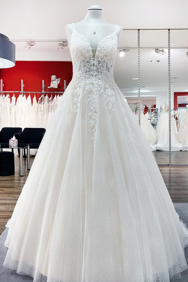 Vestido de noiva longo em linha A com decote em V, alças finas e costas em renda de tule sem costas