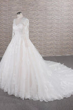 Vestido de noiva longo em linha A com decote em V, tule, aplicações de renda e mangas