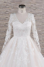 Vestido de noiva longo em linha A com decote em V, tule, aplicações de renda e mangas
