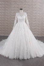 Vestido de noiva longo em linha A com decote em V, tule, aplicações de renda e mangas