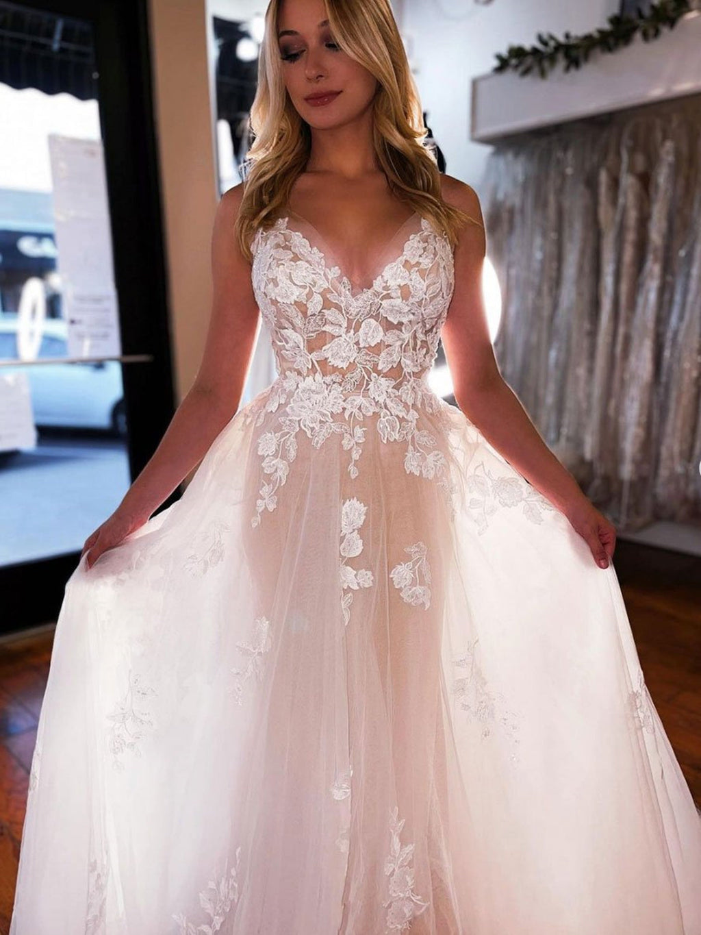 Vestidos de Noiva Longos em Tule com Decote em V, Corte em A, Renda Floral, Alças Finas e Costas Descobertas