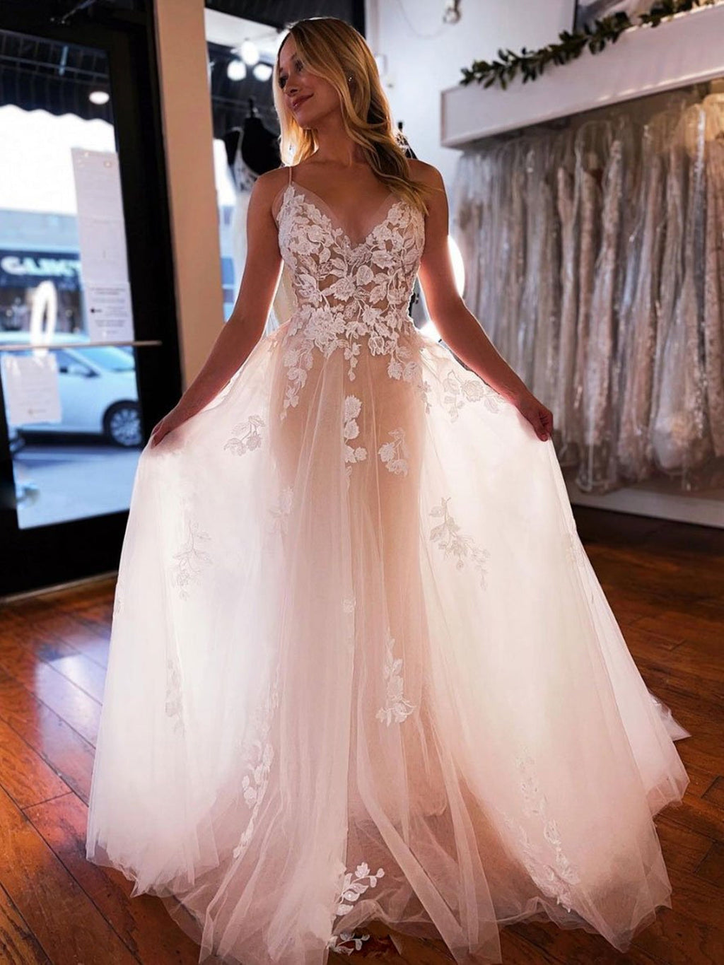 Vestidos de Noiva Longos em Tule com Decote em V, Corte em A, Renda Floral, Alças Finas e Costas Descobertas