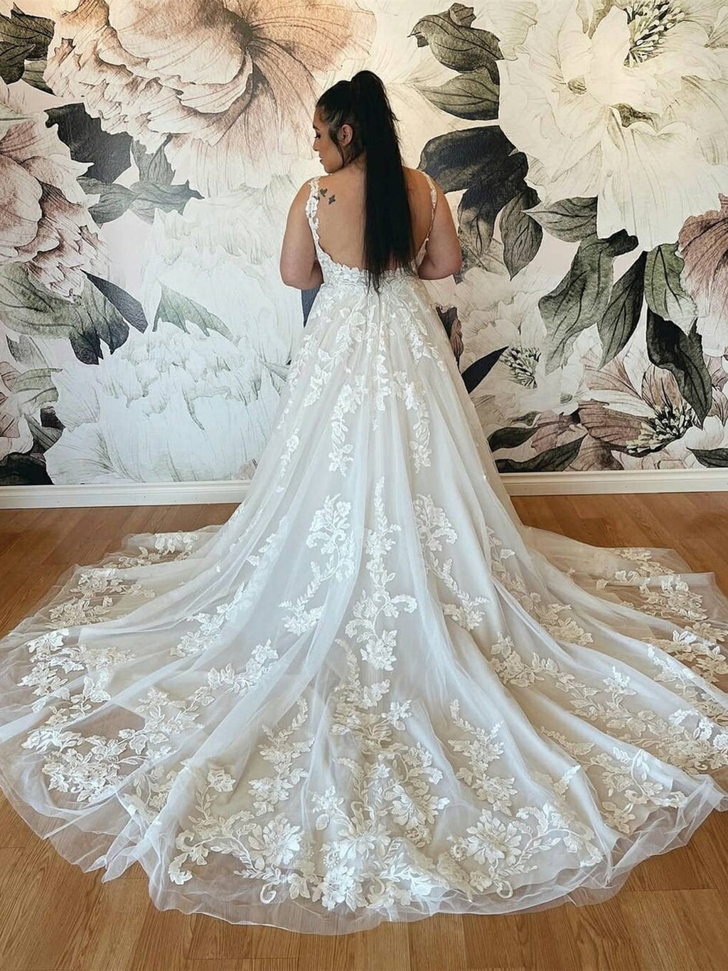 Robe de mariée blanche longue en tulle avec jupe évasée, col en V, dentelle et dos ouvert